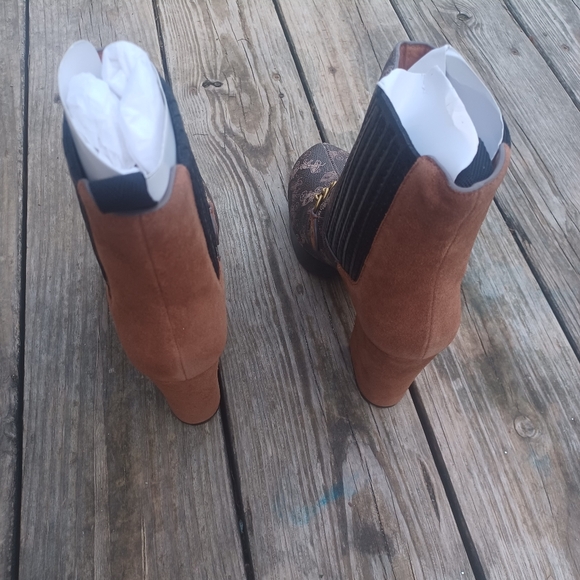 Coach Chelsea Platform Booties W/ Horse & Carriage Print - Picture 9 of 12